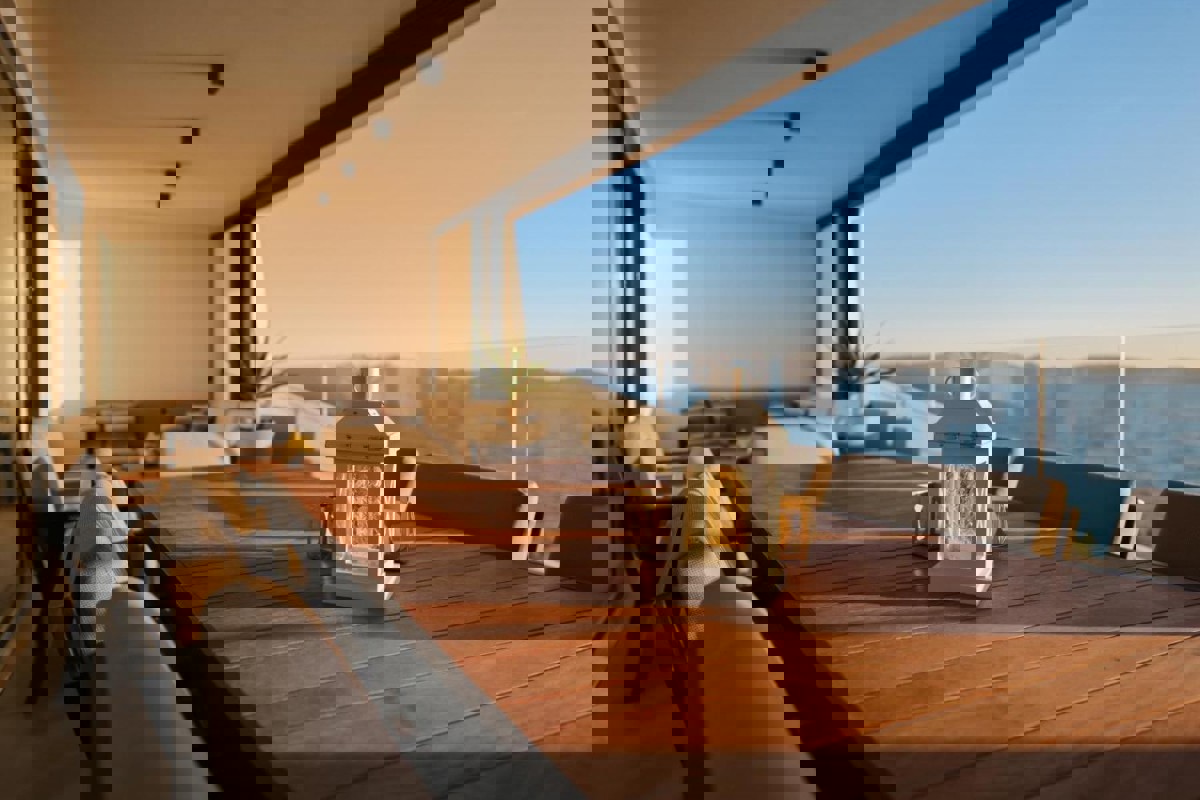 Attico su due piani in riva al mare con piscina privata sulla terrazza panoramica