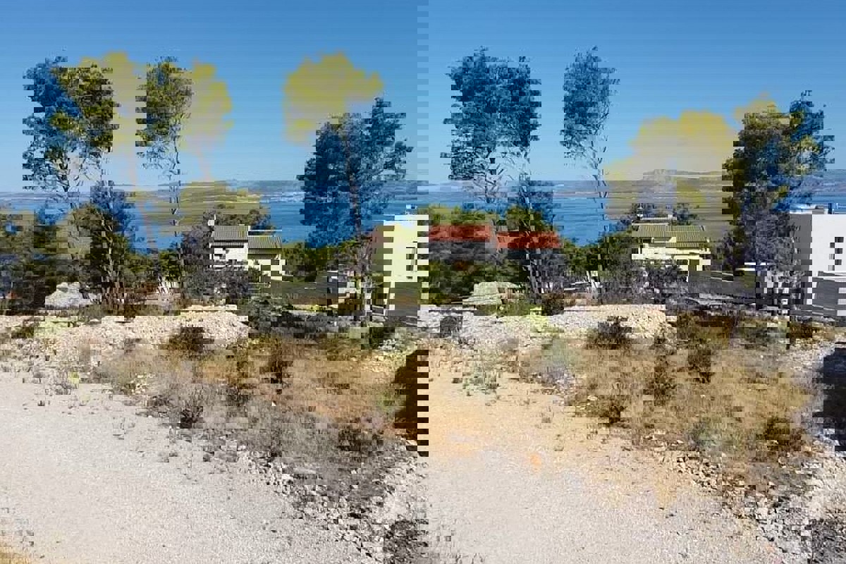 Terreno edificabile con progetto e vista mare