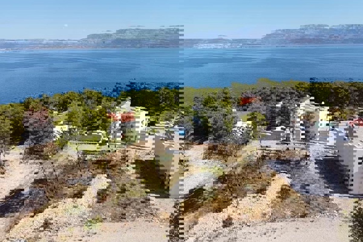 Terreno edificabile con progetto e vista mare