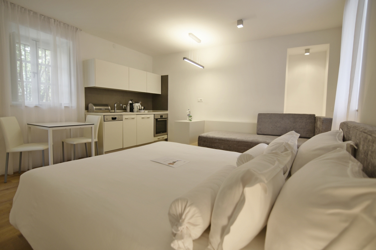 Casa indipendente in pietra ristrutturata con due unità abitative