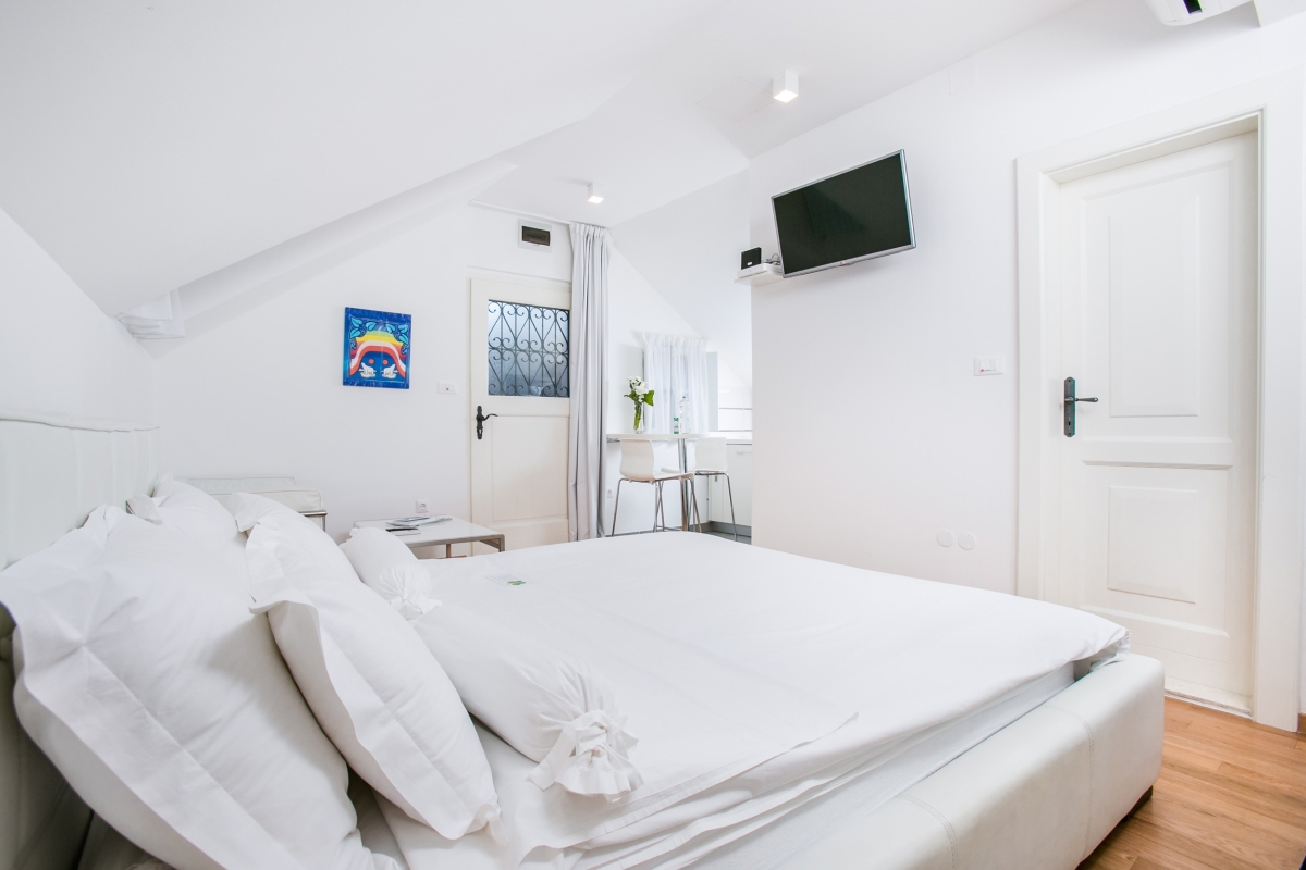 Casa indipendente in pietra ristrutturata con due unità abitative