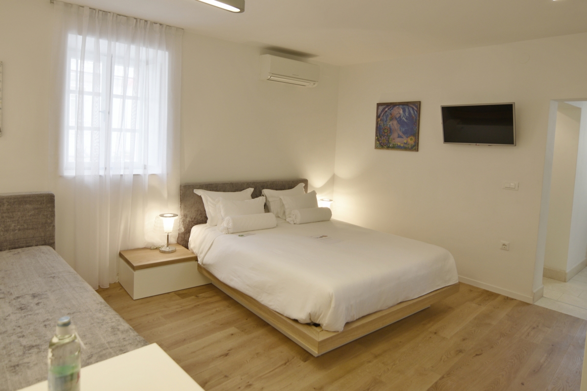 Casa indipendente in pietra ristrutturata con due unità abitative