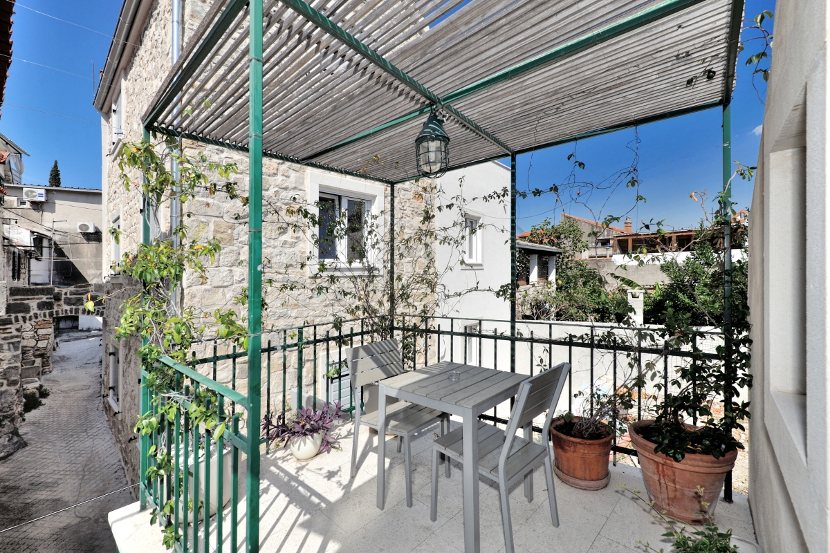 Casa indipendente in pietra ristrutturata con due unità abitative