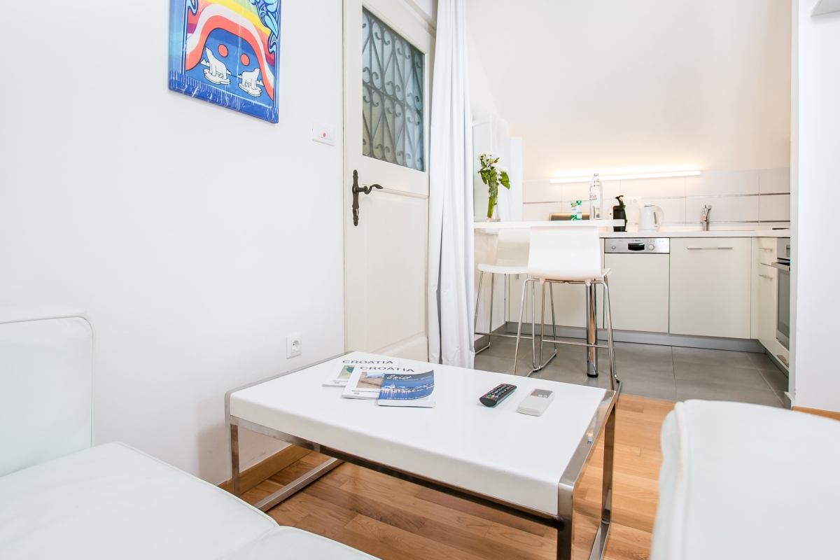 Casa indipendente in pietra ristrutturata con due unità abitative