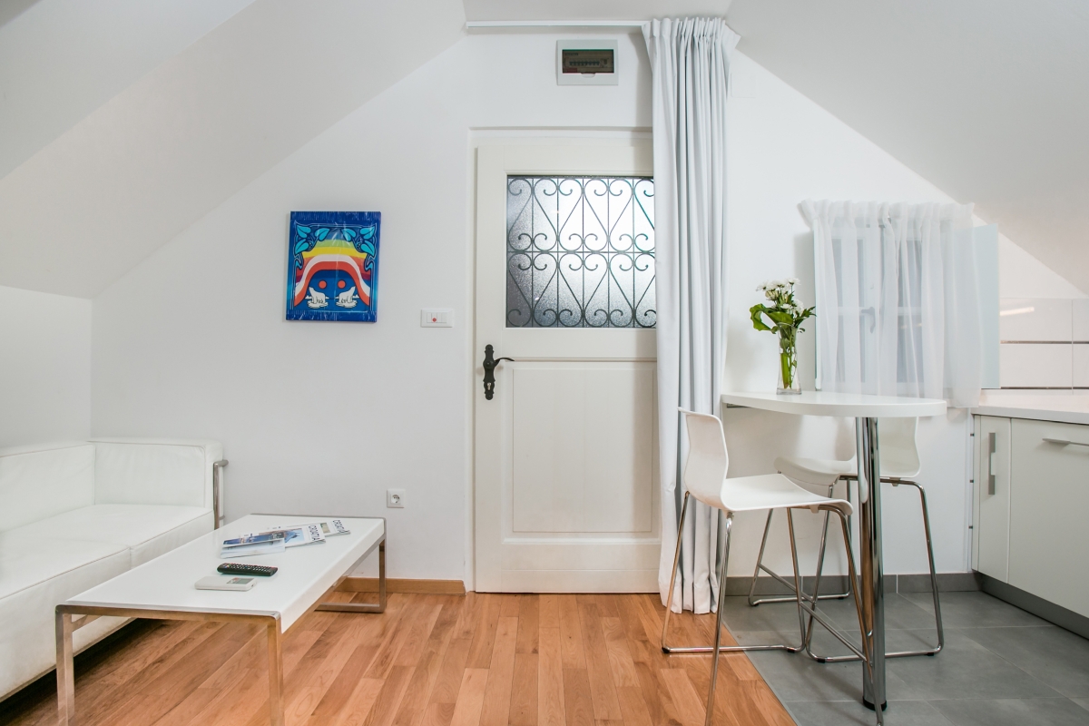 Casa indipendente in pietra ristrutturata con due unità abitative