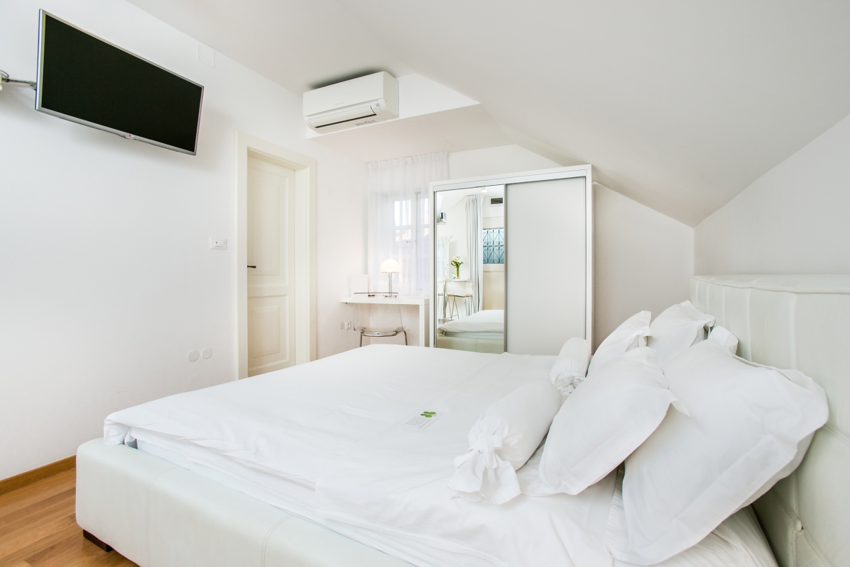 Casa indipendente in pietra ristrutturata con due unità abitative