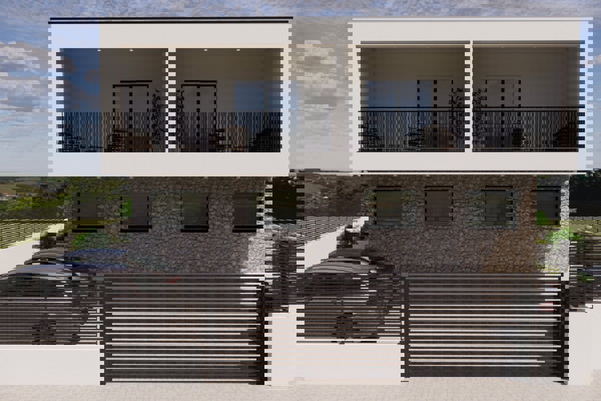 Casa bifamiliare moderna con piscina