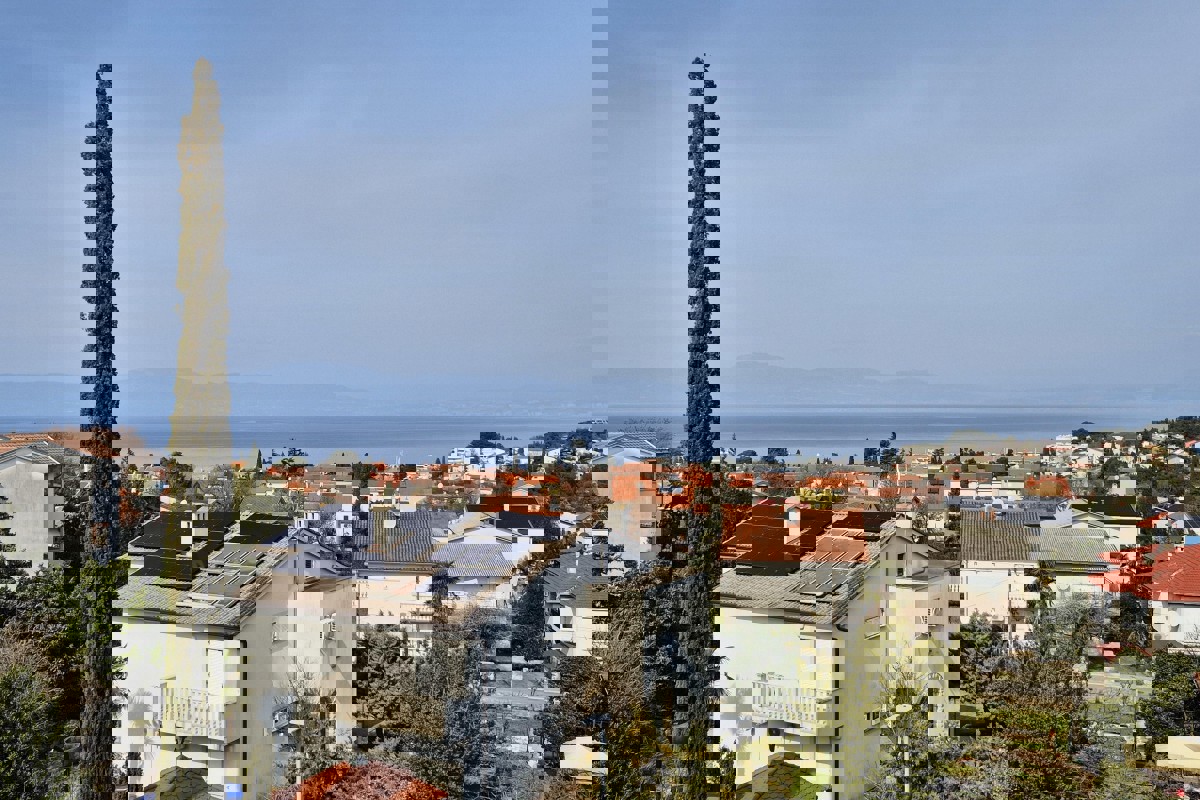 Appartamento con ampia terrazza e vista mare