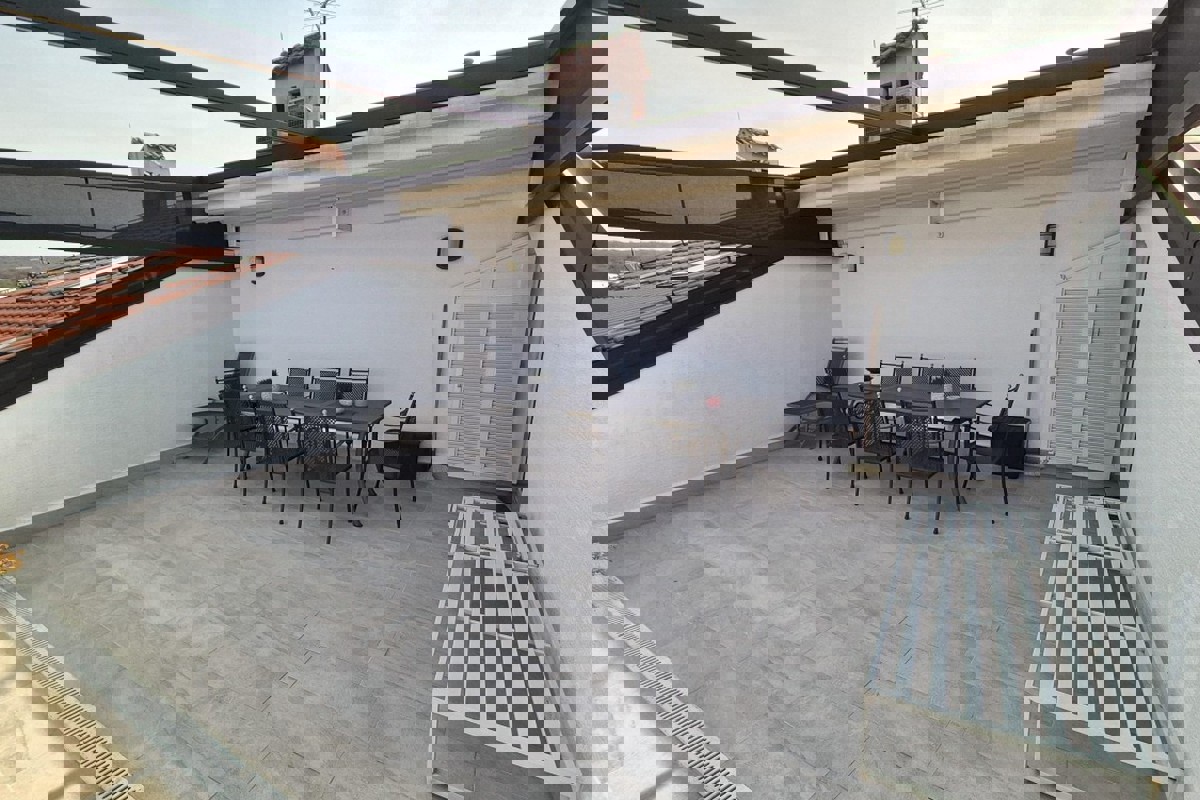 Appartamento con ampia terrazza e vista mare