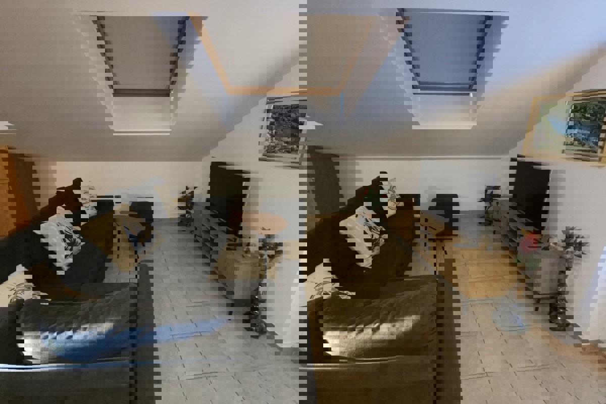 Appartamento con ampia terrazza e vista mare