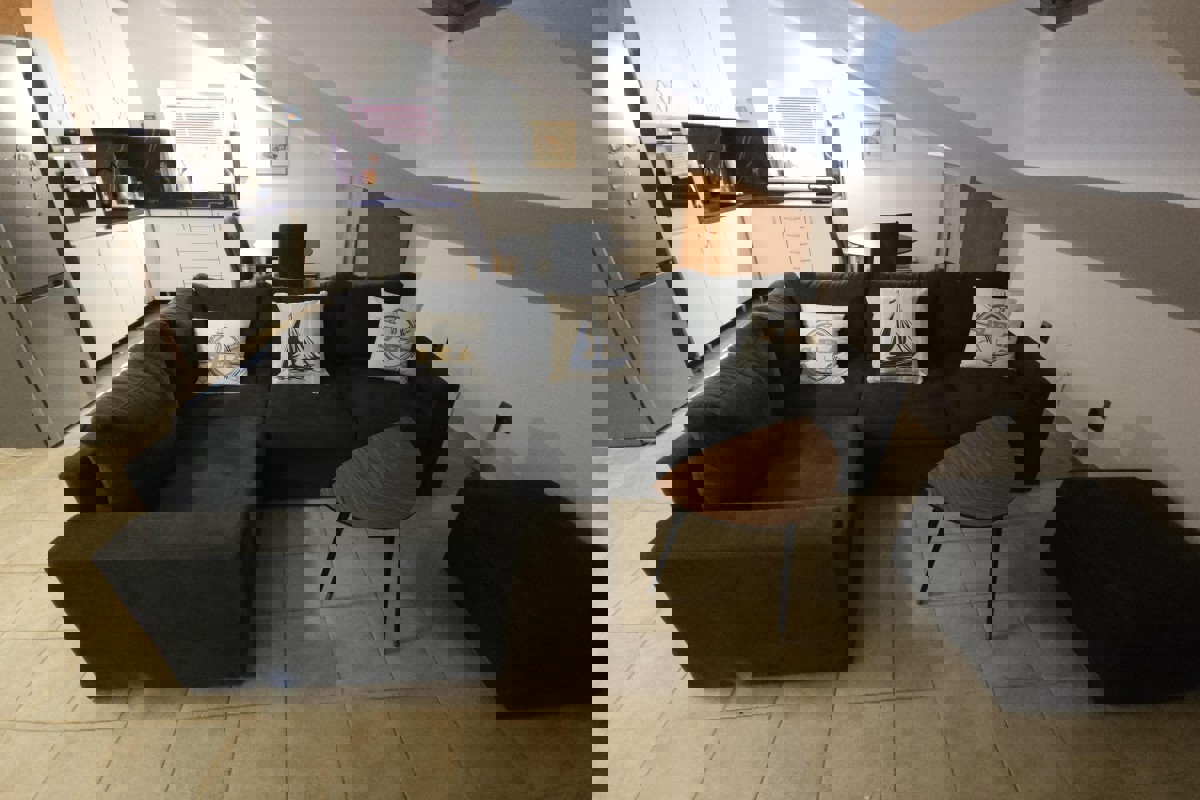 Appartamento con ampia terrazza e vista mare