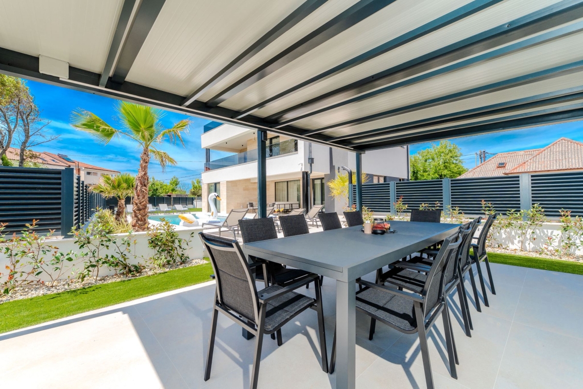 Villa di lusso con piscina e vista mare aperta