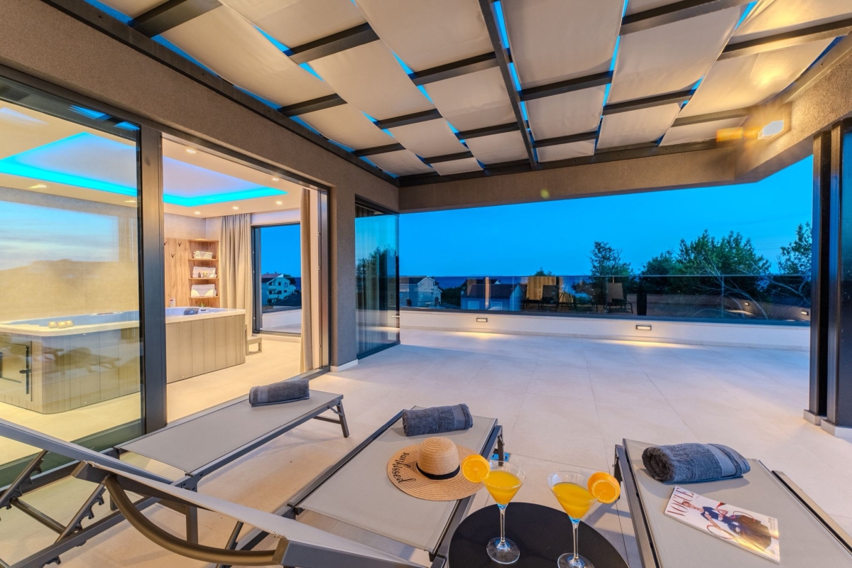 Villa di lusso con piscina e vista mare aperta