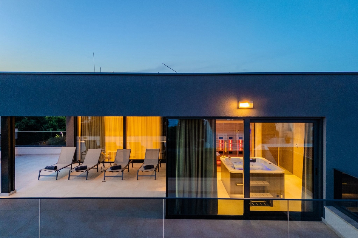 Villa di lusso con piscina e vista mare aperta