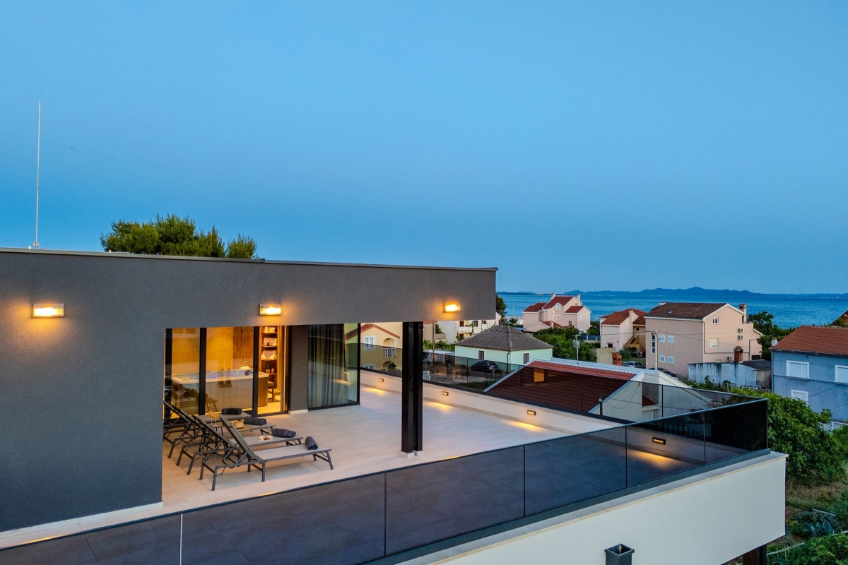 Villa di lusso con piscina e vista mare aperta
