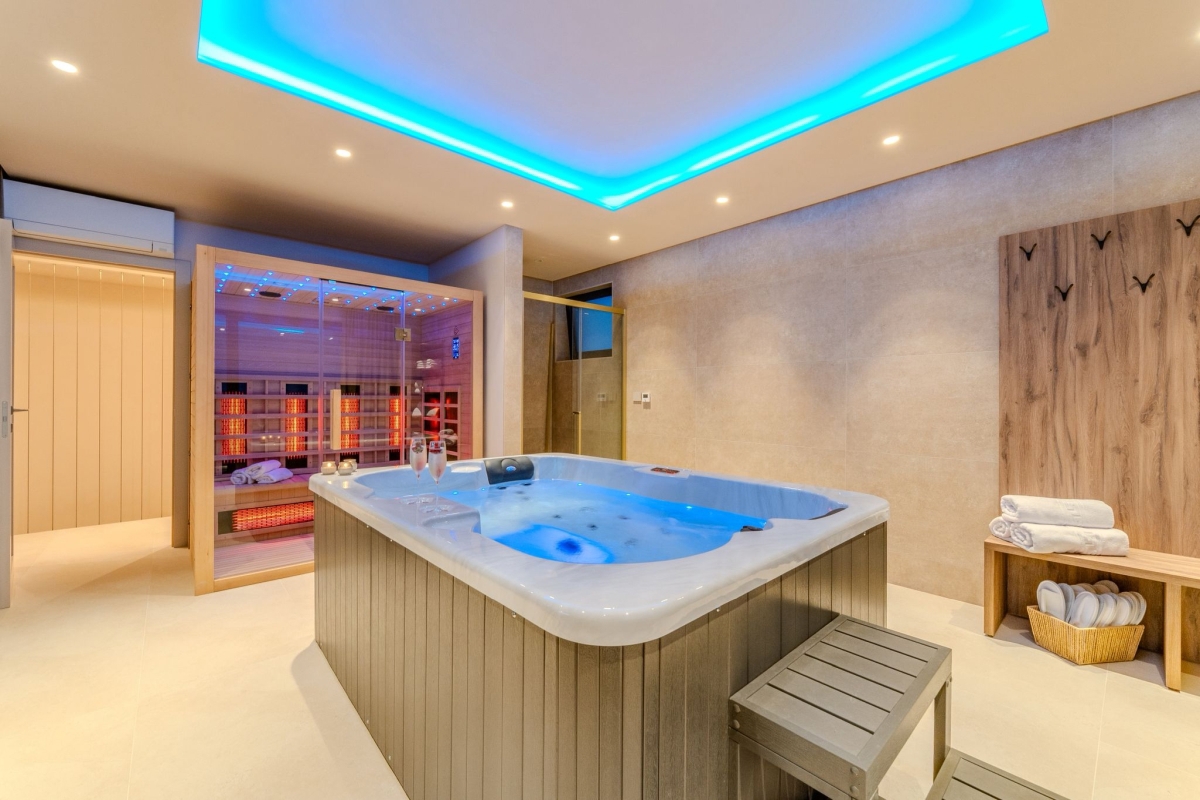 Villa di lusso con piscina e vista mare aperta