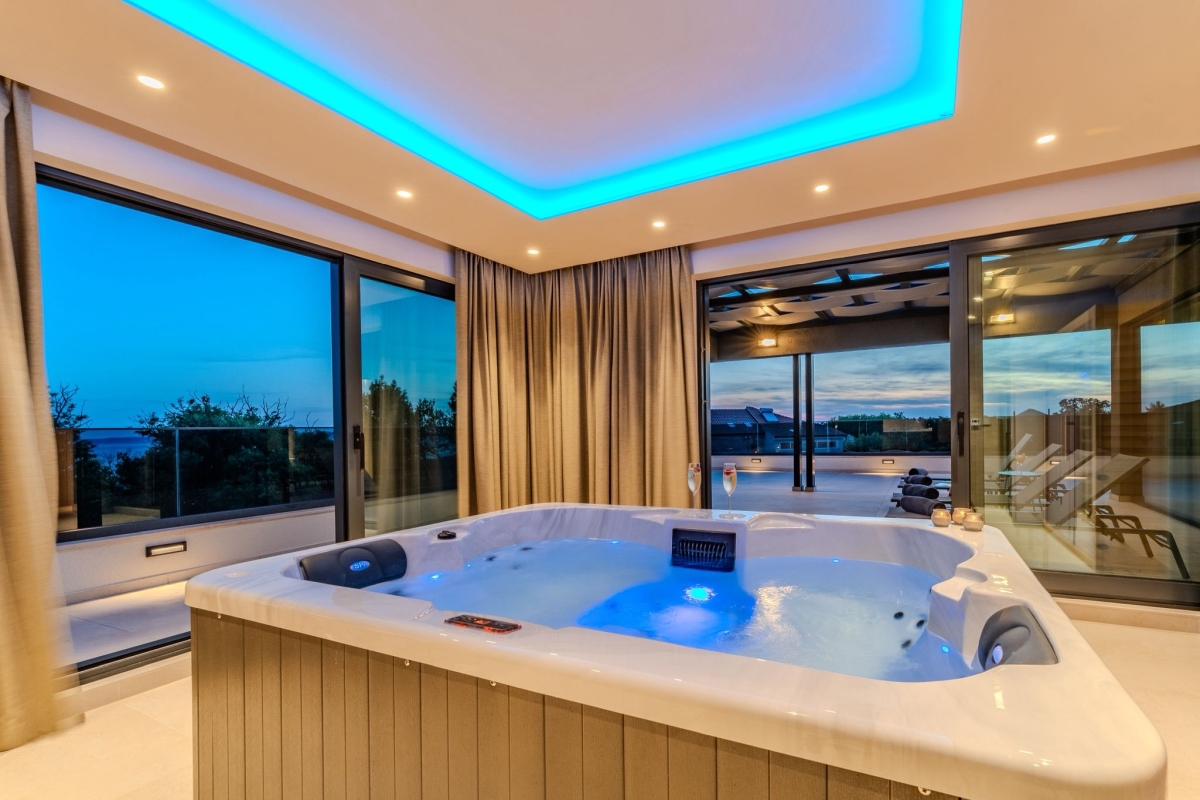 Villa di lusso con piscina e vista mare aperta