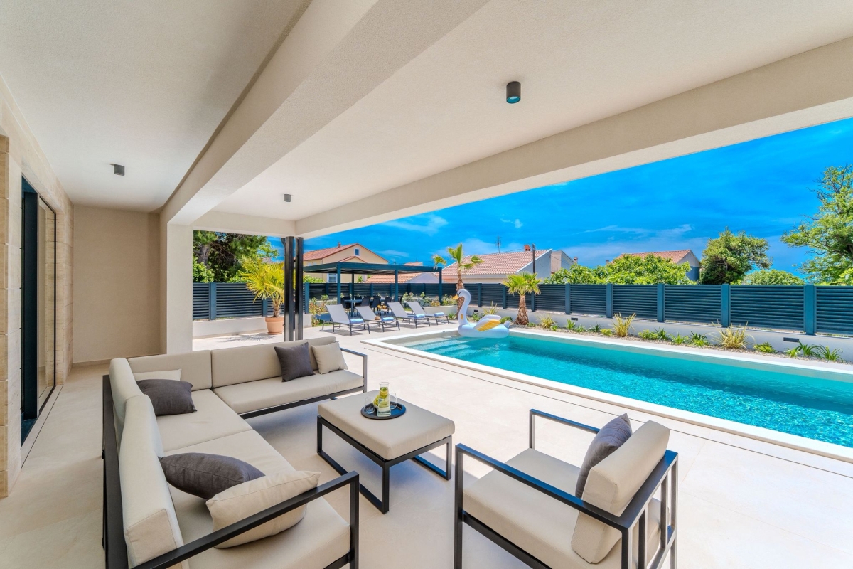 Villa di lusso con piscina e vista mare aperta