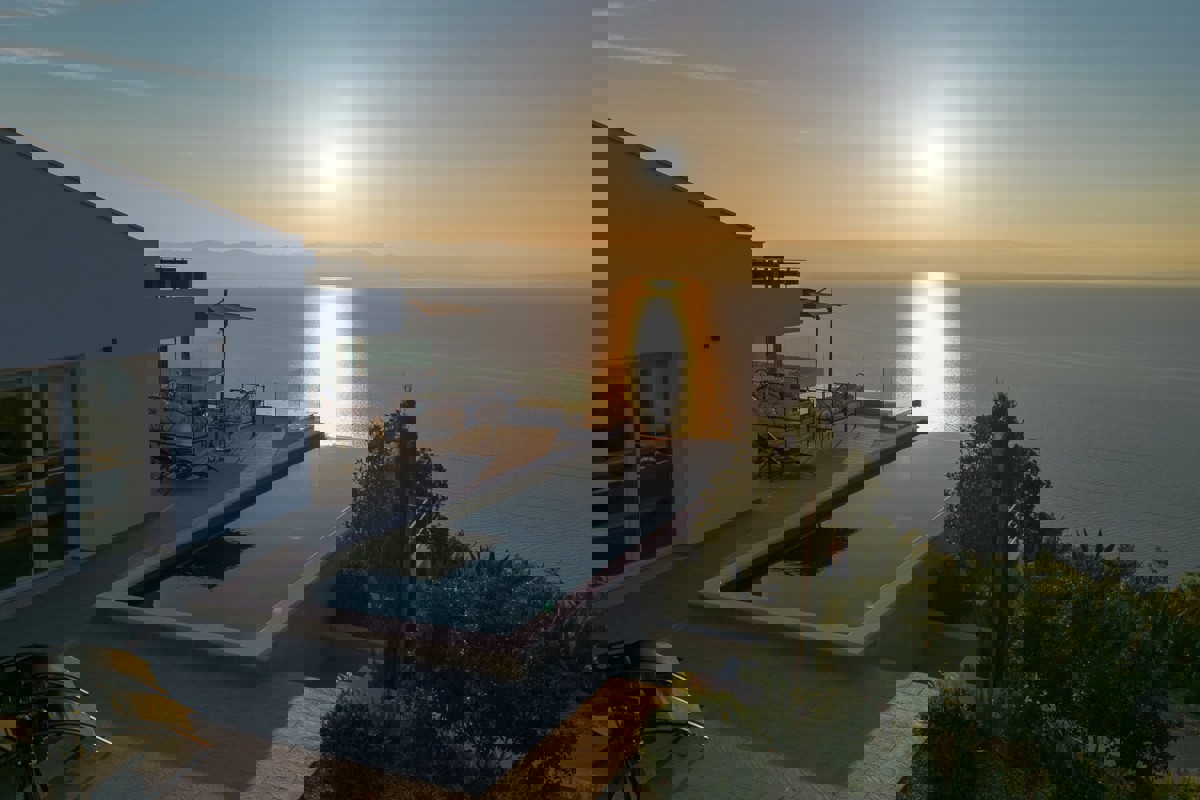 Villa di lusso in collina con vista panoramica sul Quarnero, piscina e totale privacy