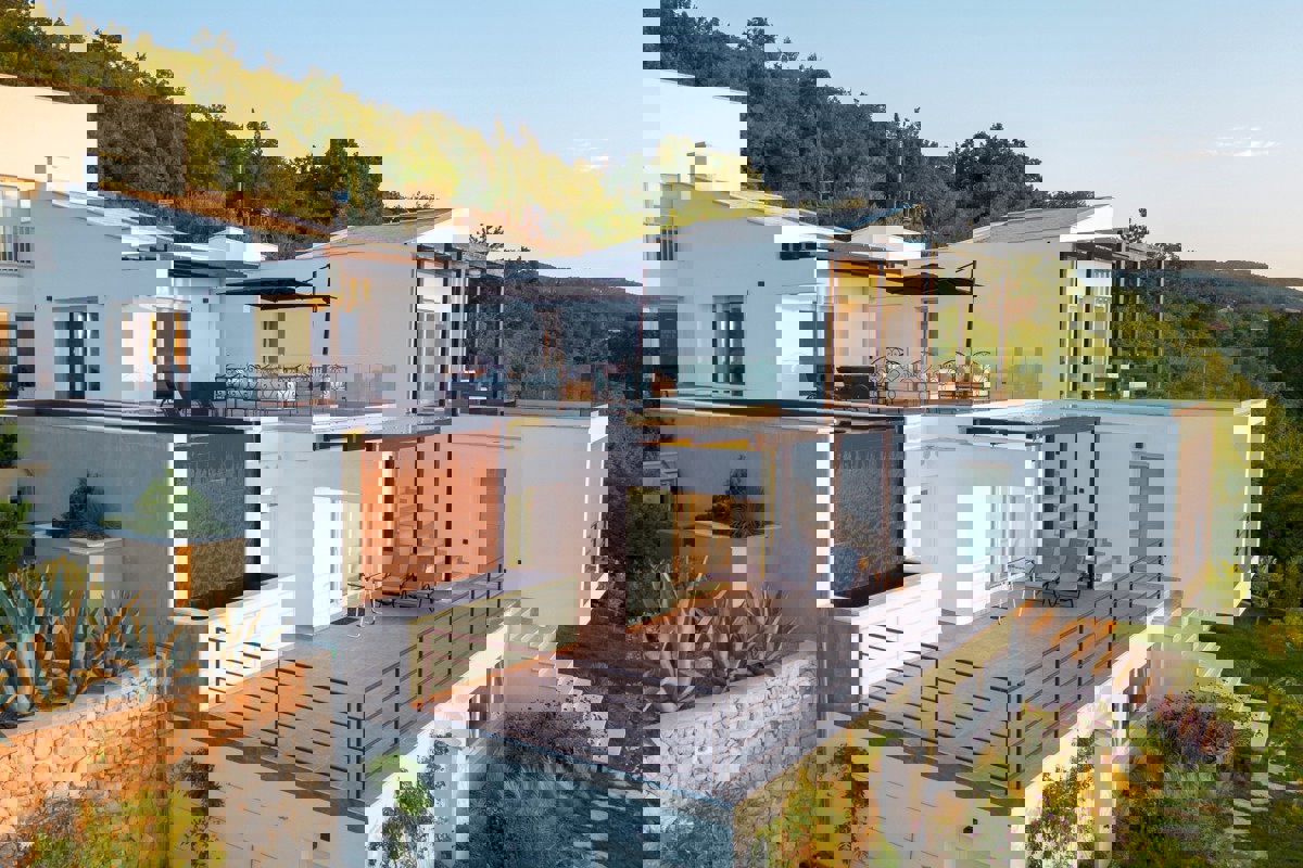 Villa di lusso in collina con vista panoramica sul Quarnero, piscina e totale privacy