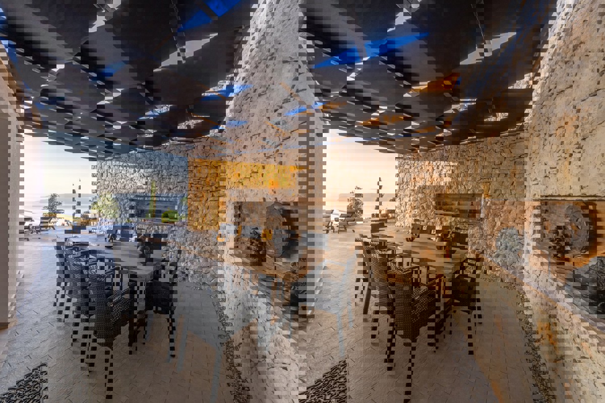 Villa di lusso in collina con vista panoramica sul Quarnero, piscina e totale privacy