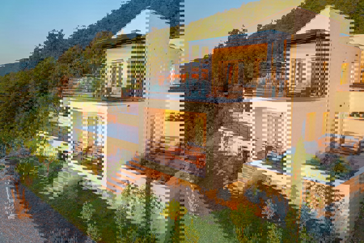 Villa di lusso in collina con vista panoramica sul Quarnero, piscina e totale privacy