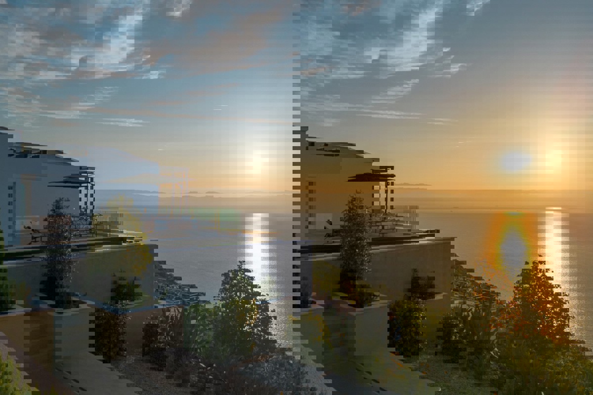 Villa di lusso in collina con vista panoramica sul Quarnero, piscina e totale privacy