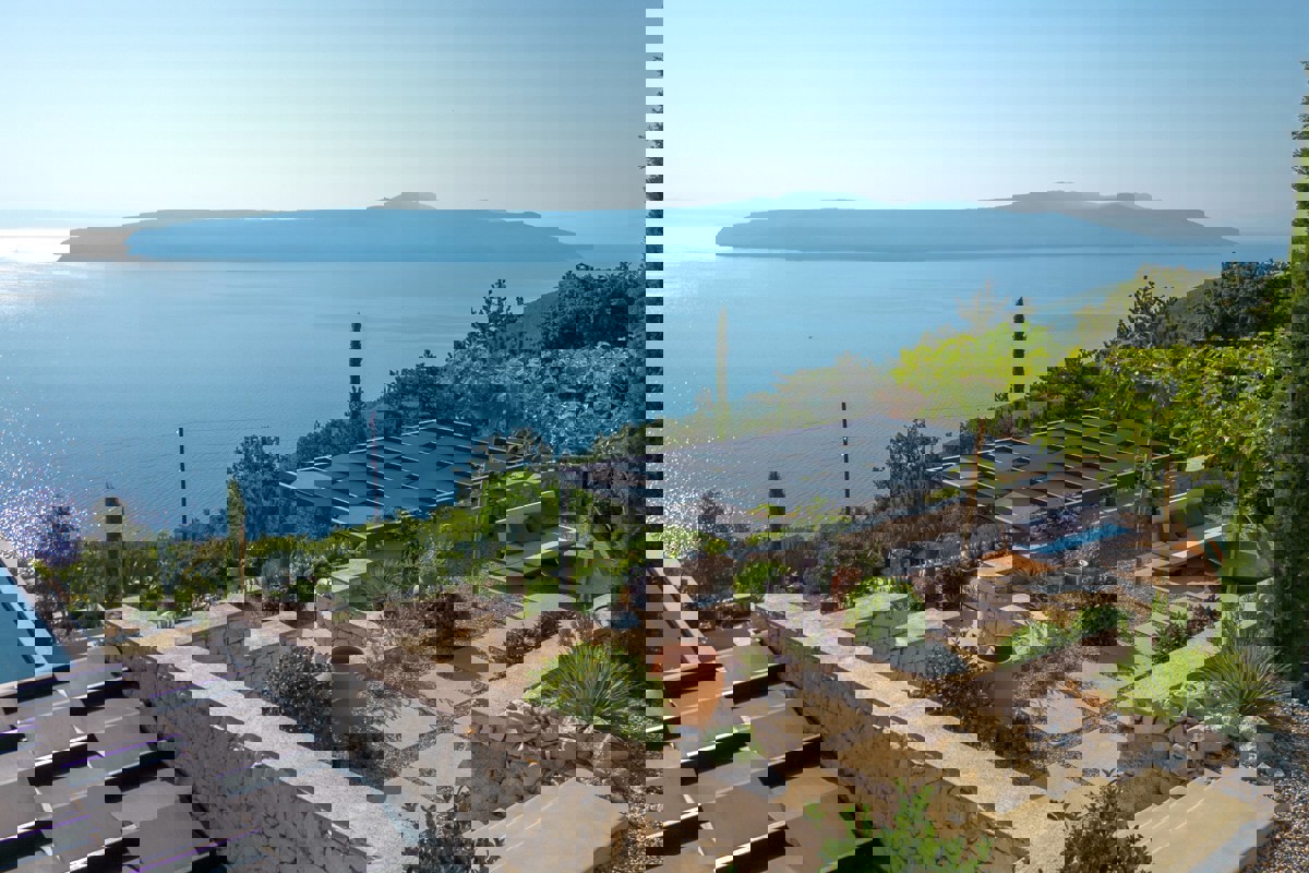 Villa di lusso in collina con vista panoramica sul Quarnero, piscina e totale privacy