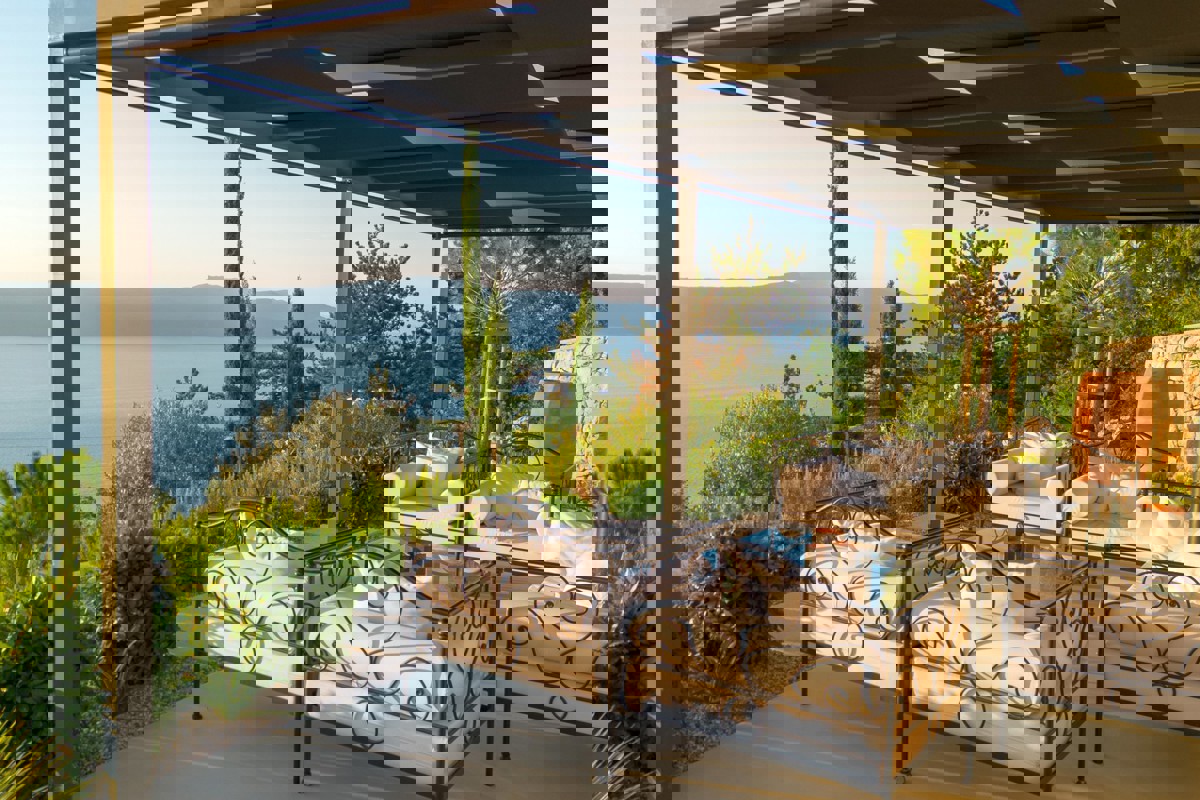 Villa di lusso in collina con vista panoramica sul Quarnero, piscina e totale privacy