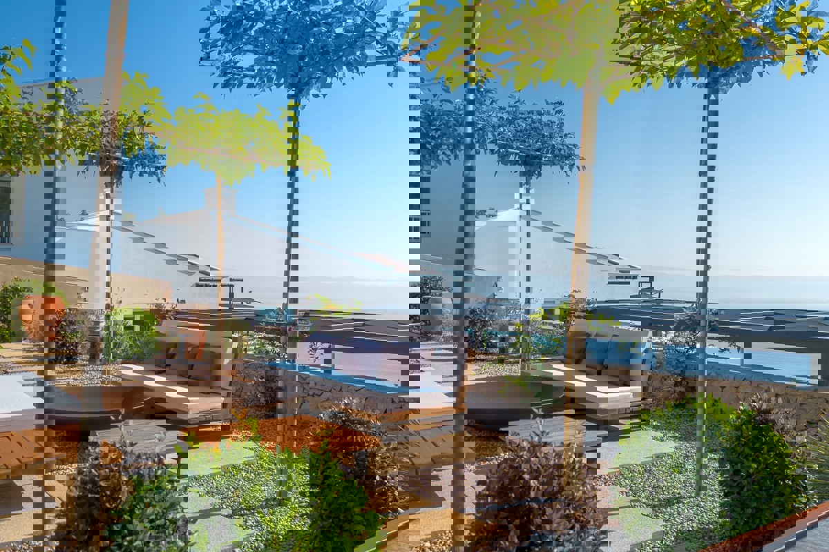 Villa di lusso in collina con vista panoramica sul Quarnero, piscina e totale privacy