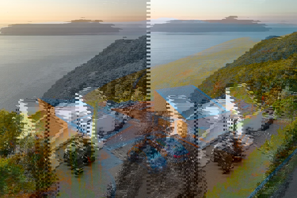 Villa di lusso in collina con vista panoramica sul Quarnero, piscina e totale privacy