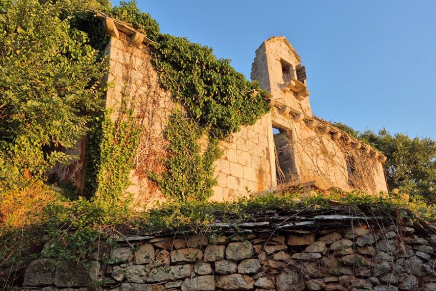 Case in pietra in rovina con garage e annessi