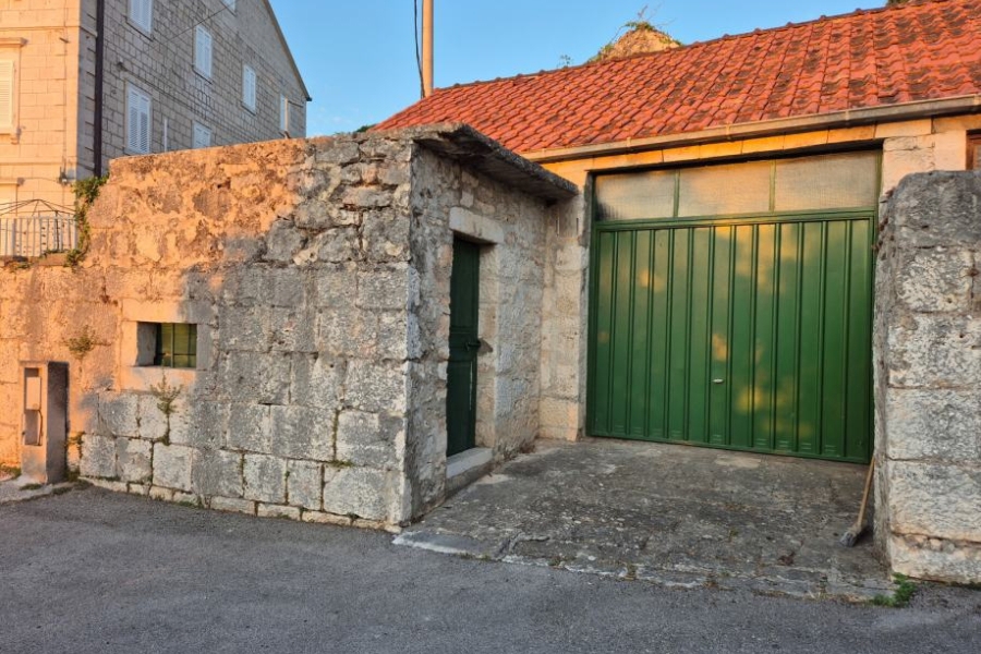 Case in pietra in rovina con garage e annessi