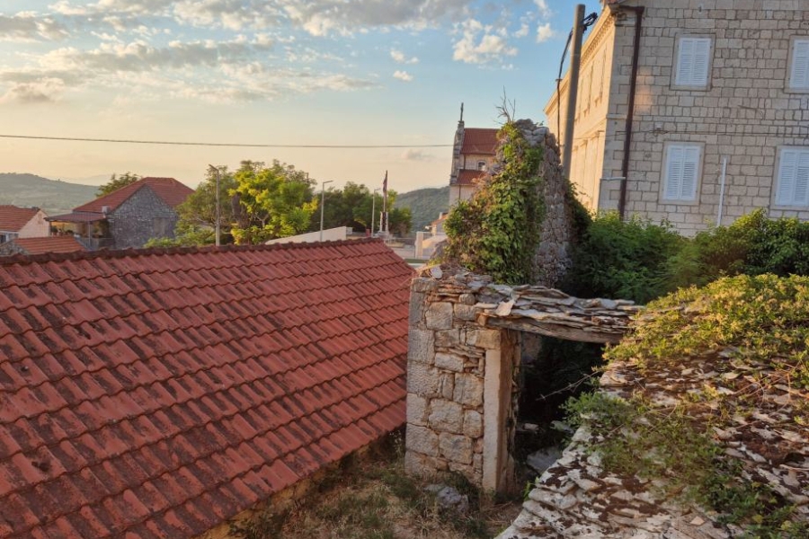 Case in pietra in rovina con garage e annessi