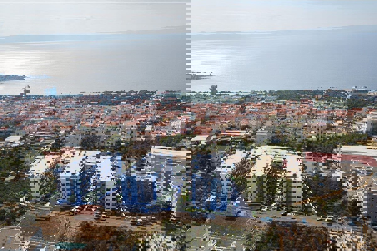 Moderno appartamento con tre camere da letto in un edificio di nuova costruzione con vista mare