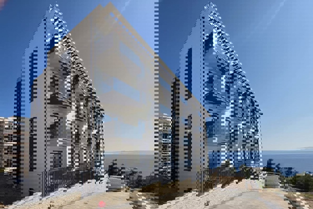 Moderno appartamento con tre camere da letto in un edificio di nuova costruzione con vista mare