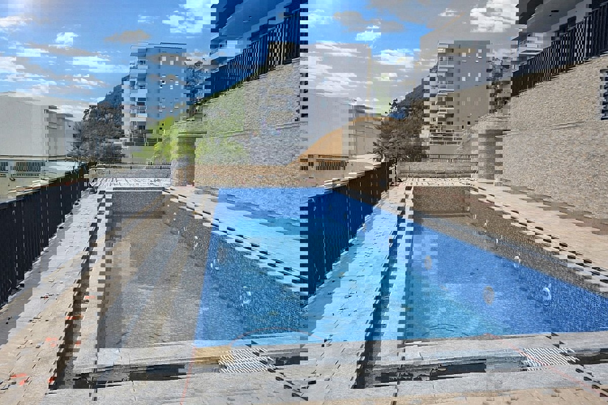 Moderno appartamento con tre camere da letto in un edificio di nuova costruzione con vista mare