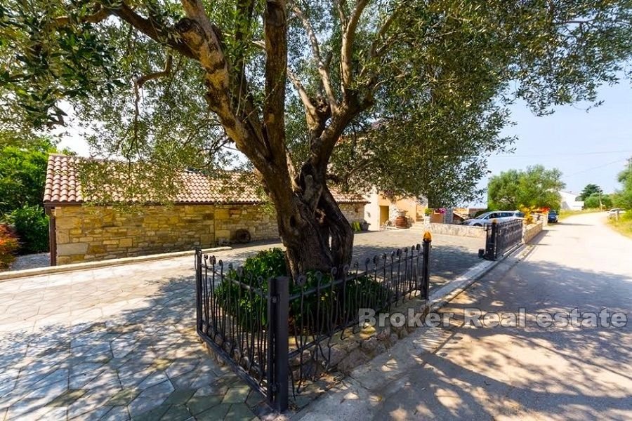 Villa con piscina e ulteriore casa in pietra