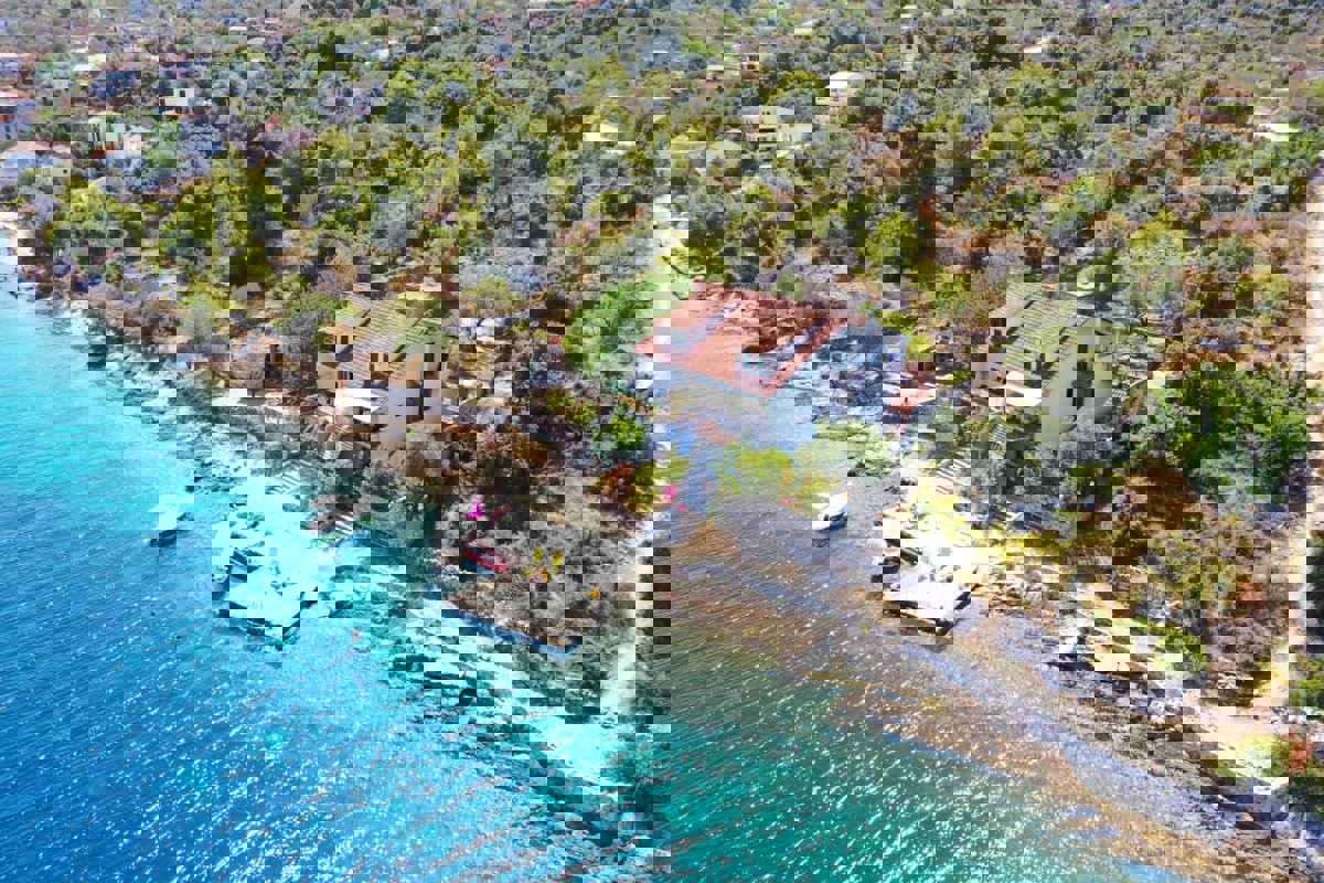 Casa in posizione eccellente sul mare su tre piani