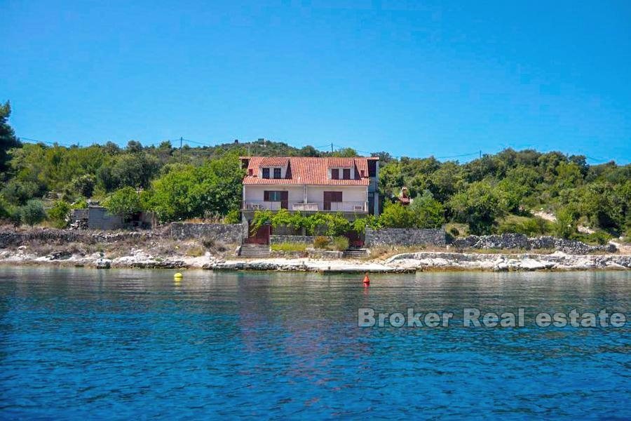 Casa indipendente, su tre piani, fronte mare