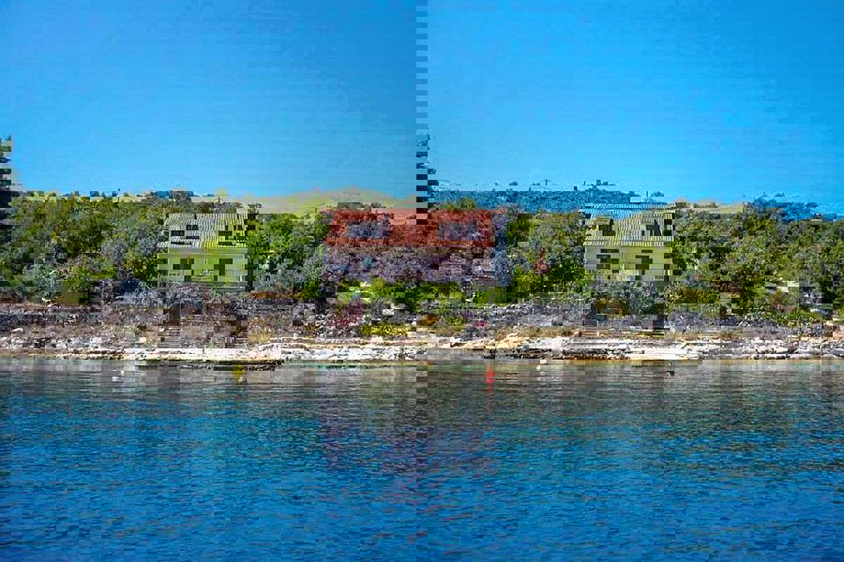 Casa in posizione eccellente sul mare su tre piani