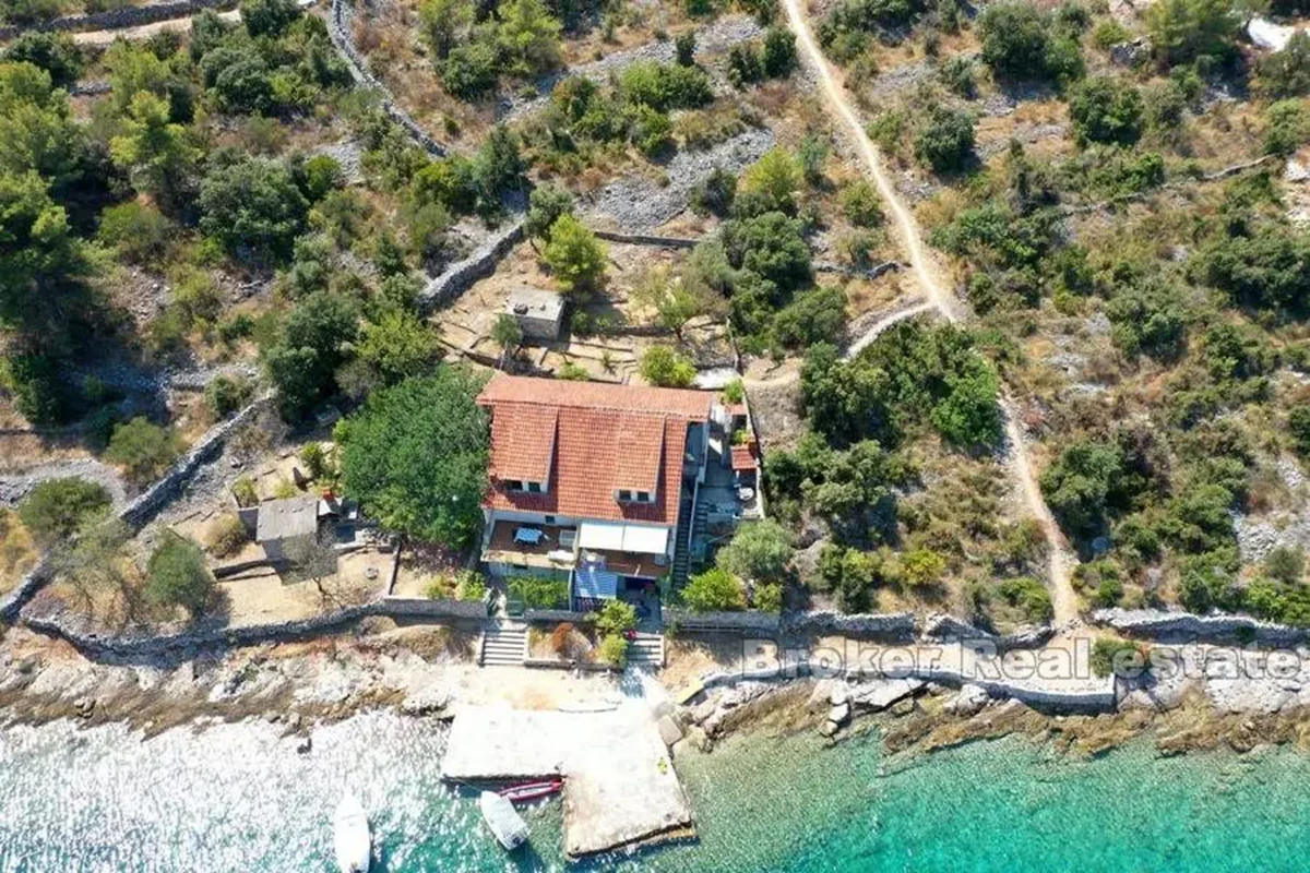 Casa indipendente, su tre piani, fronte mare