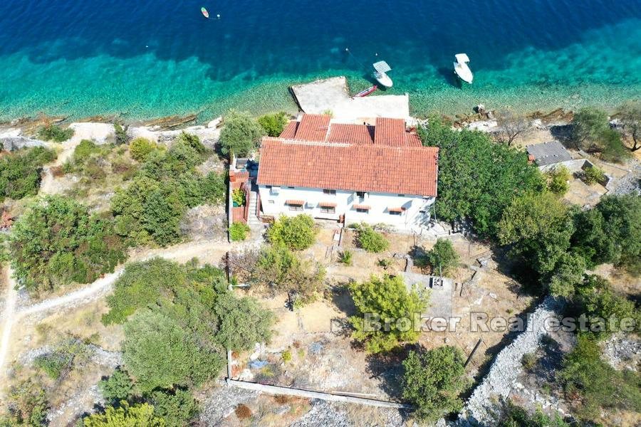 Casa indipendente, su tre piani, fronte mare