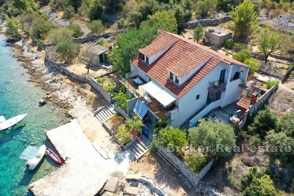 Casa indipendente, su tre piani, fronte mare