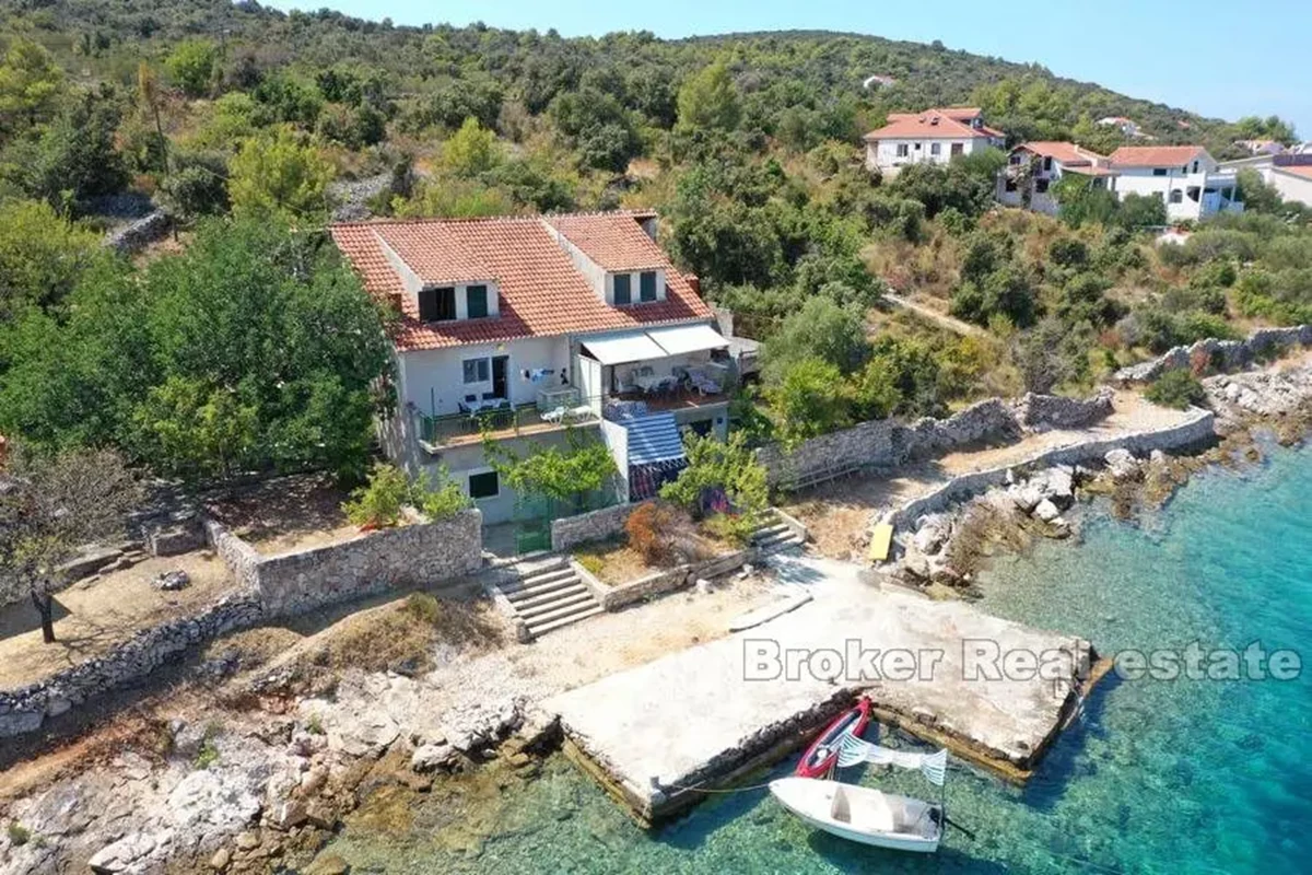 Casa indipendente, su tre piani, fronte mare