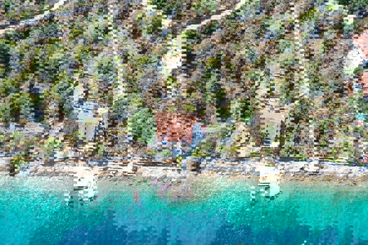 Casa in posizione eccellente sul mare su tre piani