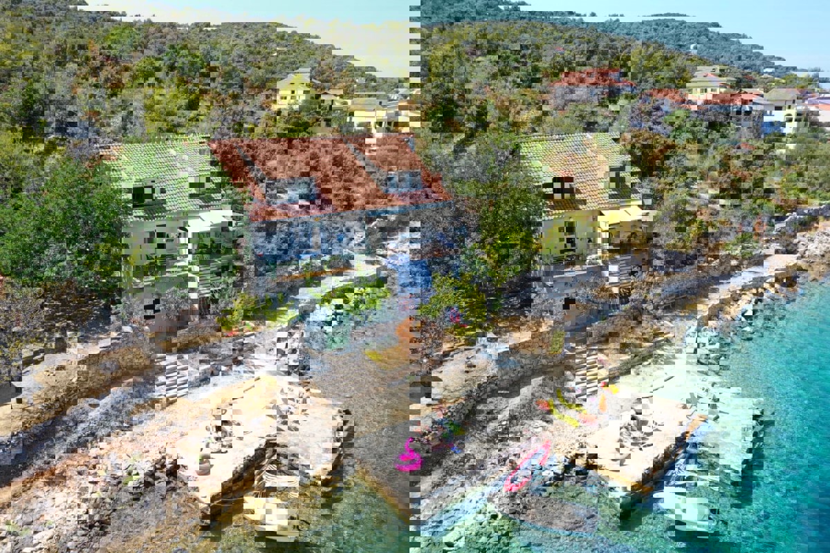 Casa in posizione eccellente sul mare su tre piani