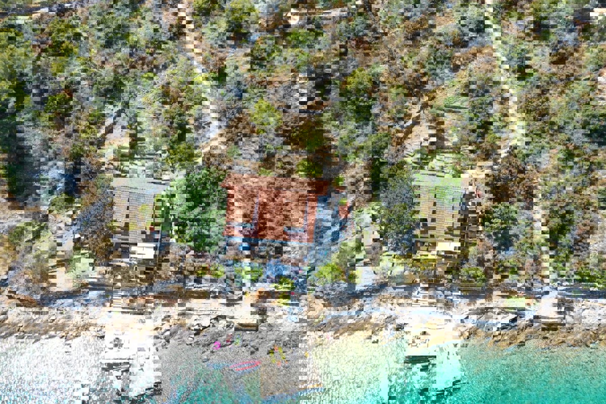 Casa in posizione eccellente sul mare su tre piani