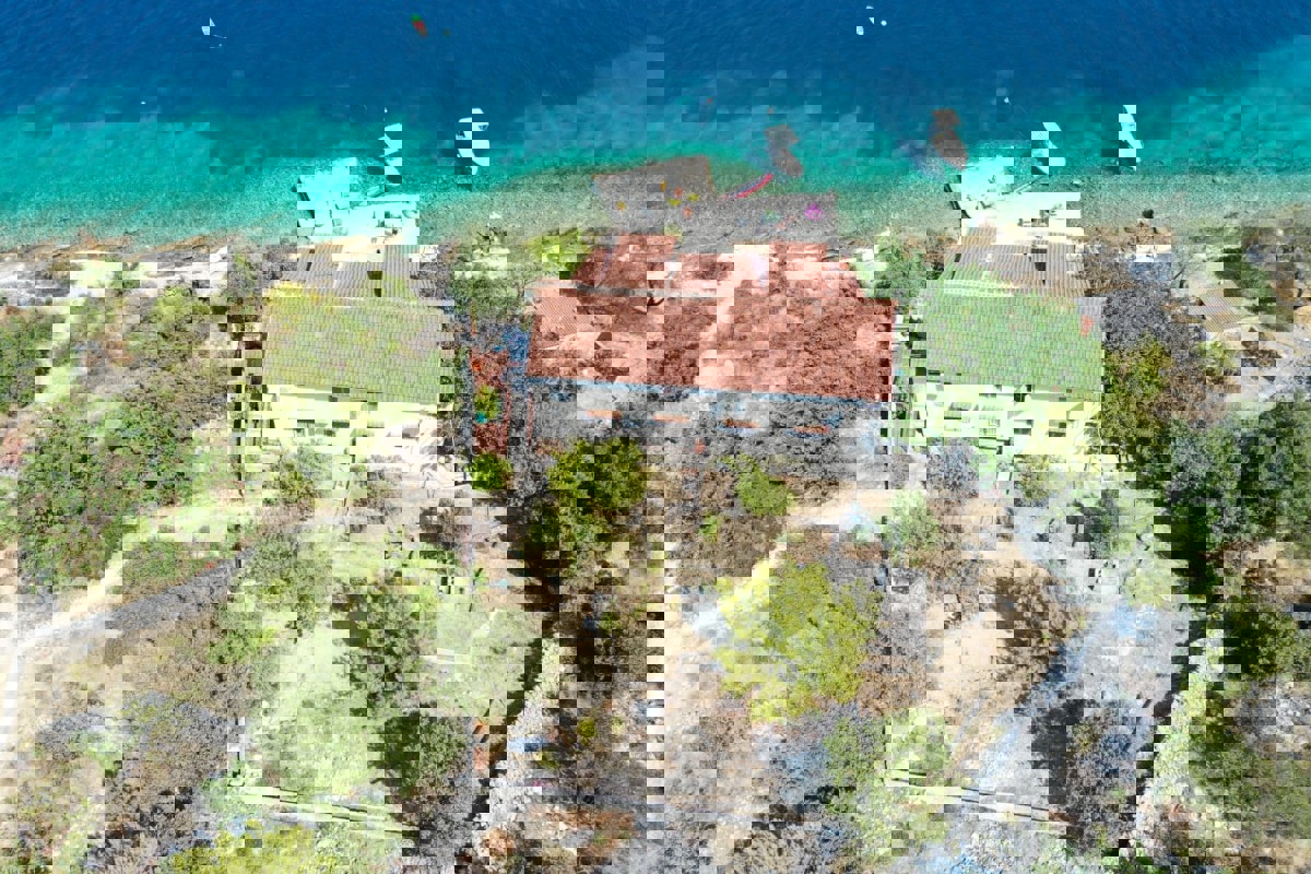 Casa in posizione eccellente sul mare su tre piani