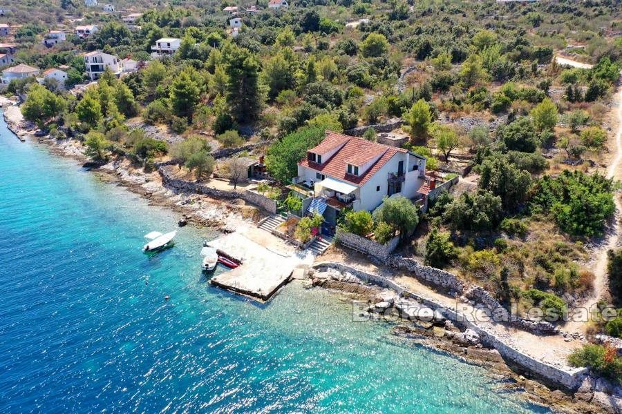 Casa indipendente, su tre piani, fronte mare